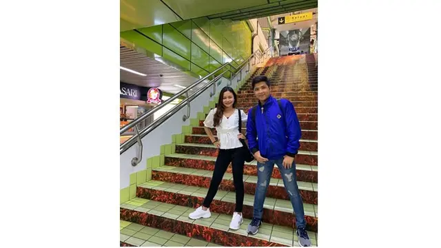 Duo pedangdut kece saat tampil di atas tangga. Jirayut dan Rara tampak stylish.