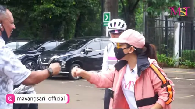 [Fimela] Mayangsari bersepeda