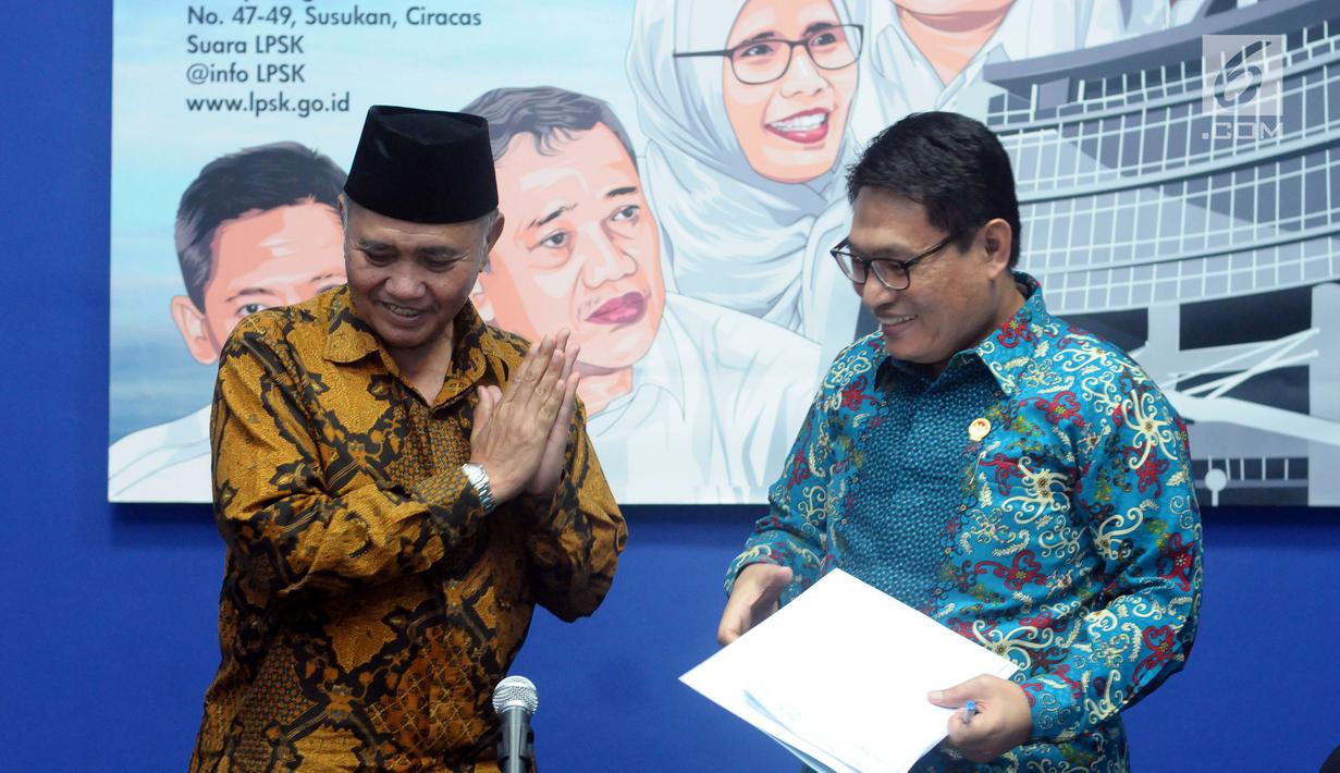 Ketua KPK Agus Rahardjo (kiri) bersama Ketua LPSK Abdul Haris Semendawai usai menandatangani nota kesepahaman di Jakarta, Selasa (17/4). LPSK dan KPK memperbarui kerja sama perlindungan saksi tindak pidana korupsi. (Liputan6.com/Helmi Fithriansyah)