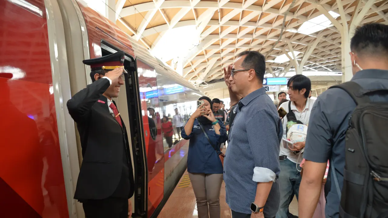 Menteri Perhubungan Budi Karya Sumadi meninjau Stasiun Kereta Cepat Whoosh Halim di Jakarta, Minggu (19/11/2023). (Dok Kemenhub)