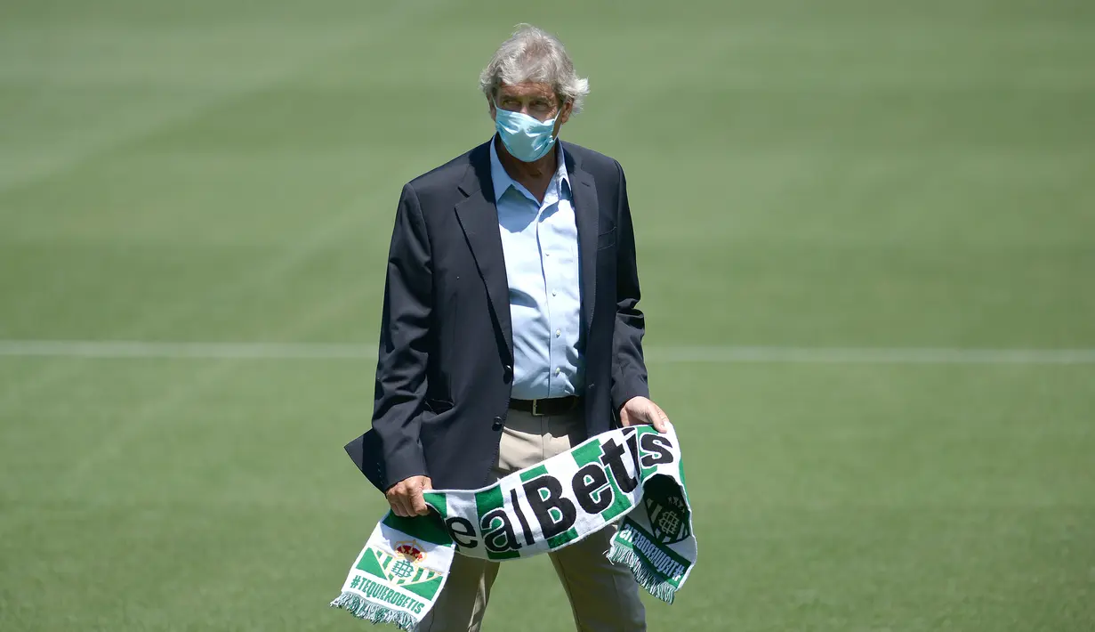 Pelatih Real Betis asal Chile, Manuel Pellegrini saat presentasinya sebagai pelatih baru di stadion Benito Villamarin di Seville (13/7/2020). Eks pelatih Real Madrid ini dikontrak Real Betis mulai musim depan dengan ikatan kontrak sampai 2023. (AFP/Cristina Quicler)