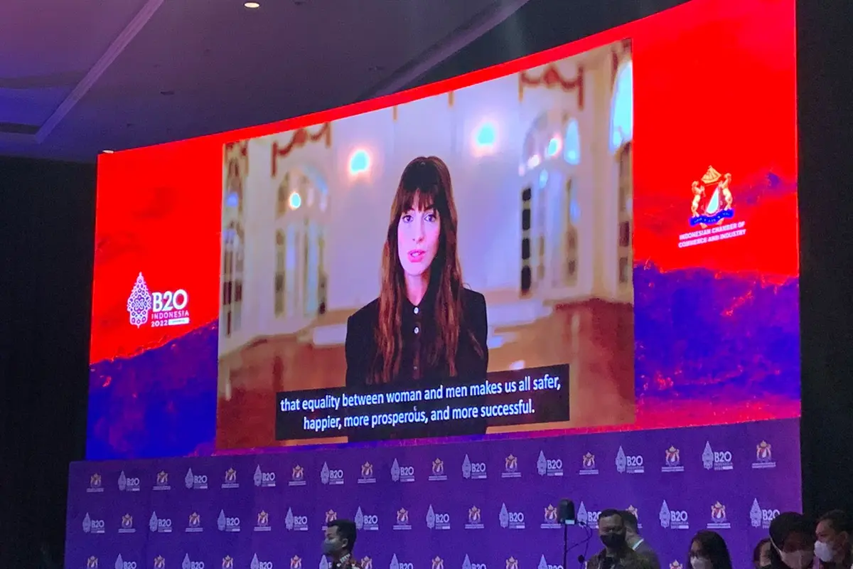 Anne Hathaway menjadi salah satu pembicara di B20 Summit yang hadir secara virtual pada Senin (14/11/2022). (Liputan6/Benedikta Miranti)