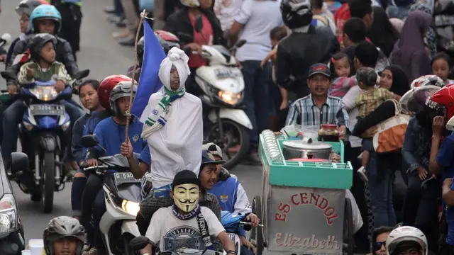 Suporter Berpakaian Pocong saat Pawai Persib Juara Piala Presiden_(Bola.com/Nicklas Hanoatubun)