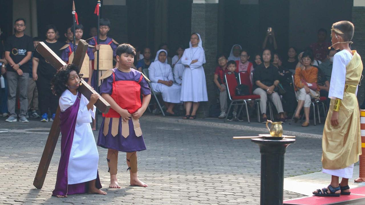 Anak-anak tampilkan drama penyaliban Yesus Kristus saat peringati Jumat Agung