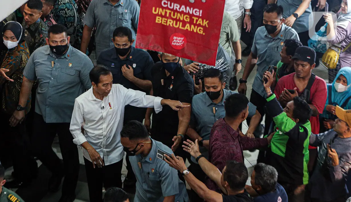 Saat tiba di lokasi, Jokowi yang mengenakan kemeja putih dengan celana hitam itu langsung masuk menuju Blok A pasar Tanah Abang. Di sana ia langsung menyapa para pedagang yang umumnya berjualan pakaian. (Liputan6.com/Faizal Fanani)