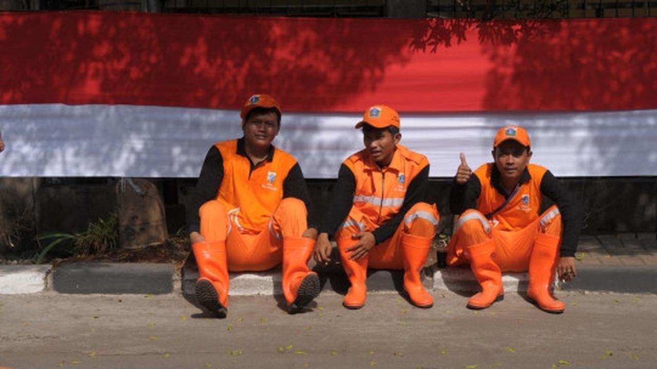 Sambut 17 Agustus, kaum hawa lomba jahit bendera merah putih raksasa