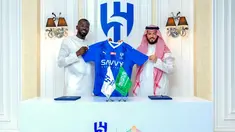 Pemain sepak bola Kalidou Koulibaly (kiri) berfoto setelah menandatangani kontrak tiga tahun dengan klub Al Hilal di Stadion Al-Hilal, Riyadh, Arab Saudi, Minggu (25/6/2023). (Saudi Pro League/AFP)