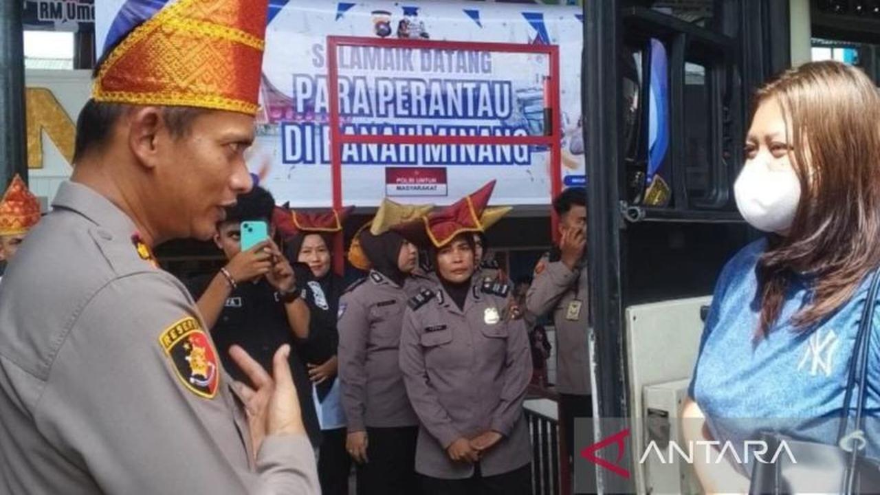 Kapolres Dharmasraya Sambut Rombongan Mudik Gratis Pulang Basamo 2026 di Gerbang Sumbar
