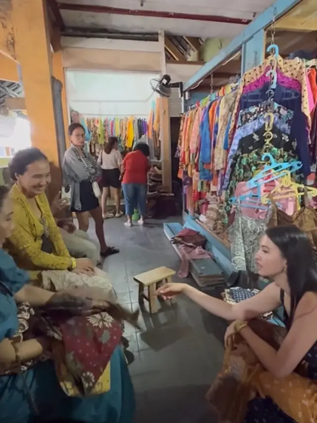 7 Momen Seru Raline Shah Belanja Batik di Pasar Bringharjo, Tampil Menawan