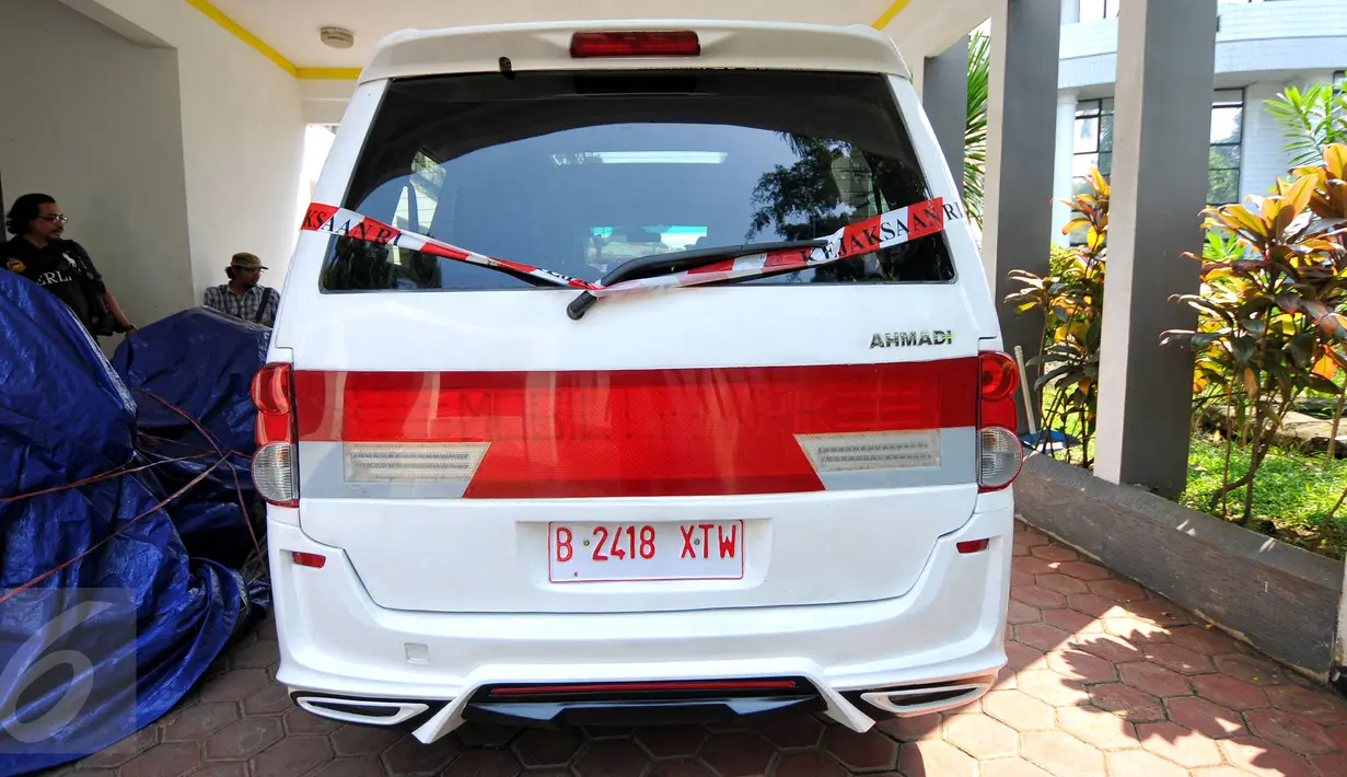 Mobil listrik yang sudah dipasang garis kejaksaan terparkir di Gedung Kejaksaan Agung, Jakarta, Rabu (24/6). Penyidik Kejagung menyita 10 mobil listrik hasil pengadaan proyek gagal yang digagas mantan Menteri BUMN Dahlan Iskan. (Liputan6.com/Yoppy Renato)