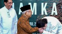 Vino G Bastian sungkem dengan membungkuk cium tangan Makruf Amin yang menghadiri pemutaran film Buya Hamka karya di Epicentrum XXI Jakarta, Selasa (21/3/2023). (Foto: Dok. Instagram @vinogbastian__)