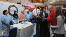 Raja Denmark, Yang Mulia Pangeran Consort (kedua kanan) menerima penjelasan tentang program kesehatan di Jakarta, Jumat (23/10/2015). Kegiatan ini rangkaian kunjungan kenegaraan Keluarga Kerajaan Denmark di Indonesia. (Liputan6.com/Helmi Fithriansyah)