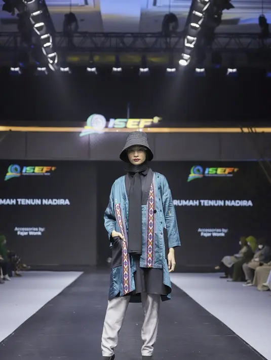 Fashion Presentation menyampaikan pesan yang kuat tentang sustainable fashion dengan menampilkan karya antara lain dari Ina Priyono, Warnahitam by Rosie Rahmadi, Anggia Handmade, Raegitazoro, Roemah Kebaya Vielga, dan masih banyak lagi. (dok/ISEF2021).