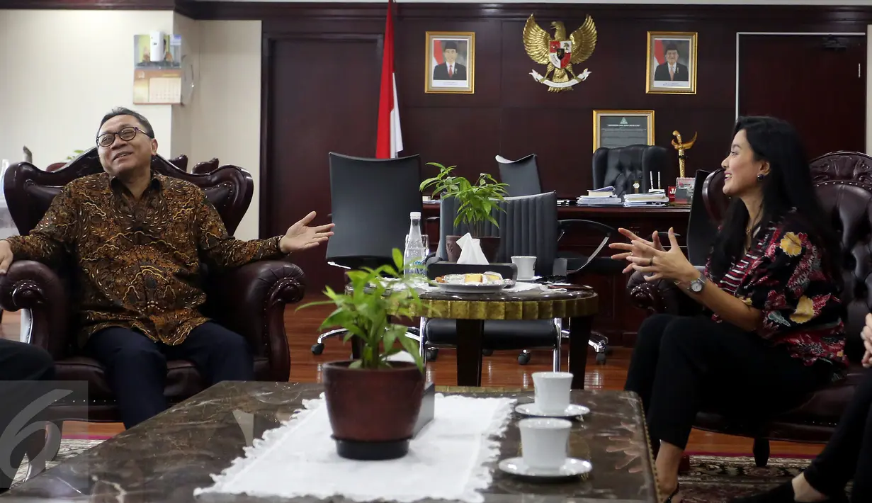 Ketua MPR Zulkifli Hasan berbincang dengan pengurus PARFI 56, Marcella Zalianty, Jakarta, Selasa (4/4). Dalam kunjungannya PARFI56 memperkenalkan kepengurusannya yang baru dan membahas perkembangan perfilman di Indonesia. (Liputan6.com/Johan Tallo) 
