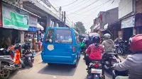 Sejumlah kendaraan memadati Jalan raya Citayam, Cipayung, Kota Depok. (Liputan6.com/Dicky Agung Prihanto)
