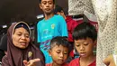 Pembagian buku secara cuma-cuma ini untuk menumbuhkan minat baca serta meningkatkan kemampuan literasi buku bagi anak-anak. (Liputan6.com/Angga Yuniar)
