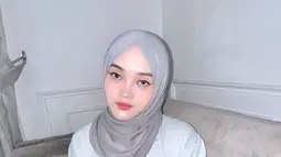 Dalam kunjungannya, artis berusia 23 tahun ini tampil dengan gaya kasual namun tetap memancarkan pesona elegan. Putri Delina memilih mengenakan sweater crewneck berwarna netral yang nyaman dipadukan dengan celana cargo, menciptakan kesan santai dan modis. Penampilannya semakin serasi dengan jilbab berwarna abu-abu yang melengkapi keseluruhan look-nya. (Liputan6.com/IG/@putridelinaa)