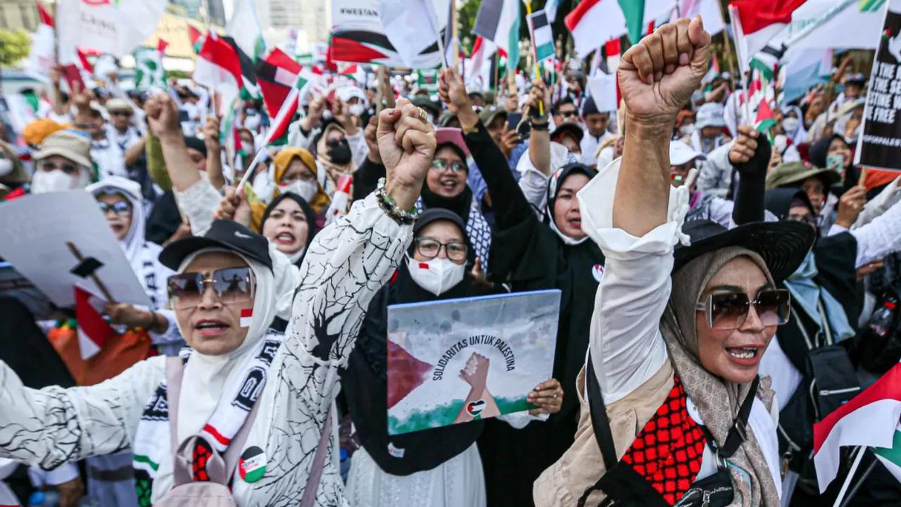 Warga menggelar Aksi Bela Palestina di depan kantor perwakilan PBB di Jakarta, Jumat (20/10/2023). Aksi itu dilakukan untuk mengecam tindakan agresi militer Israel ke Palestina.<br>