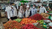 Direktur Buah dan Florikultura, Liferdi Lukman mengunjungi beberapa lokasi pasar dan supermarket untuk memantau ketersediaan dan harga bahan pangan pokok di Kalbar.