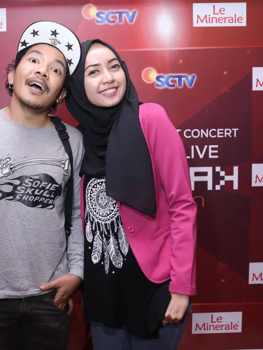 Cella memberikan mas kawin uang tunai sebesar Rp. 1.311.016. Nominal yang merupakan simbol dari tanggal berlangsungnya akad nikah. Selain uang, Cella juga memberikan cincin berlian 10 gram dan seperangkat alat salat. (Galih W. Satria/Bintang.com)