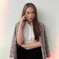 Natasha Wilona dengan kesan feminin dalam bergaya. Kali ini ia tampil like a boss dengan memadukan crop shirt dengan black jeans mini skirt. Tampilan monokromnya disentuh dengan plated blazer (instagram/natashawilona12)
