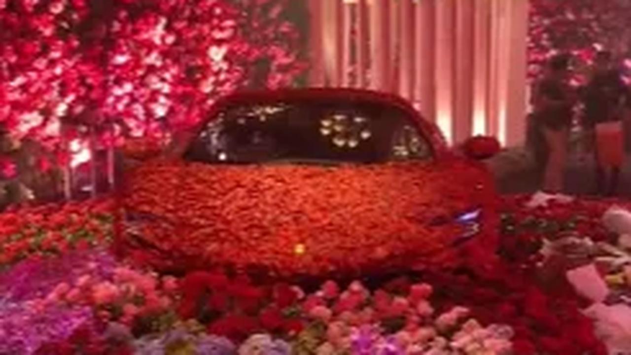 Menariknya, ada satu ruangan berisikan satu unit mobil sport yang dihiasi oleh bunga-bunga segar berwarna dominan merah. <br>