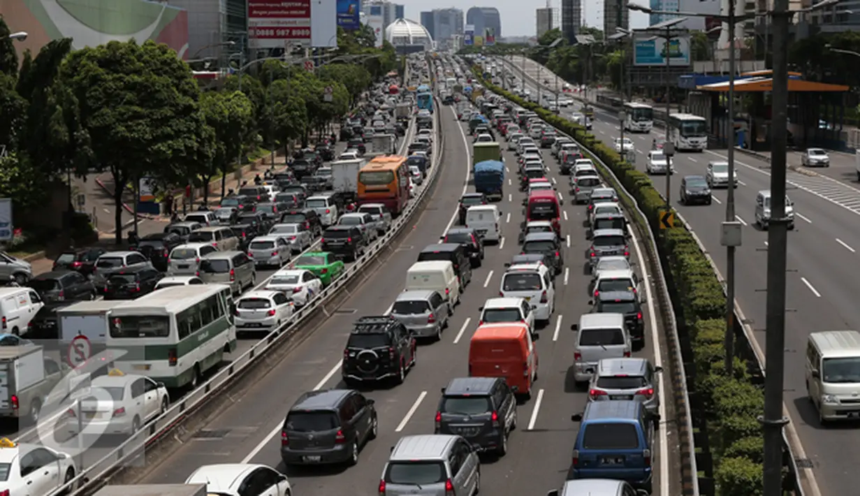 Kondisi arus lalu lintas di sepanjang tol dalam kota yang mengalami kemacetan, Jakarta, Kamis (24/12/2015). Kemacetan ini terjadi hingga ke jalan-jalan tol yang mengarah keluar Jakarta. (Liputan6.com/Angga Yuniar)