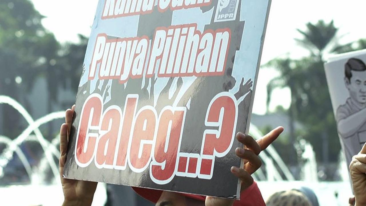 Mereka mengimbau kepada masyarakat melalui poster agar tak salah memilih pilihan mereka dalam Pemilu 2024 mendatang.