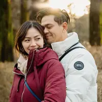 Surya Insomnia tampak mengabadikan momen romantis bersama sang istri saat liburan di Korea Selatan. Kebahagiaan terlihat dari senyum mereka yang merekah. [Foto: instagram.com/suryainsomnia]