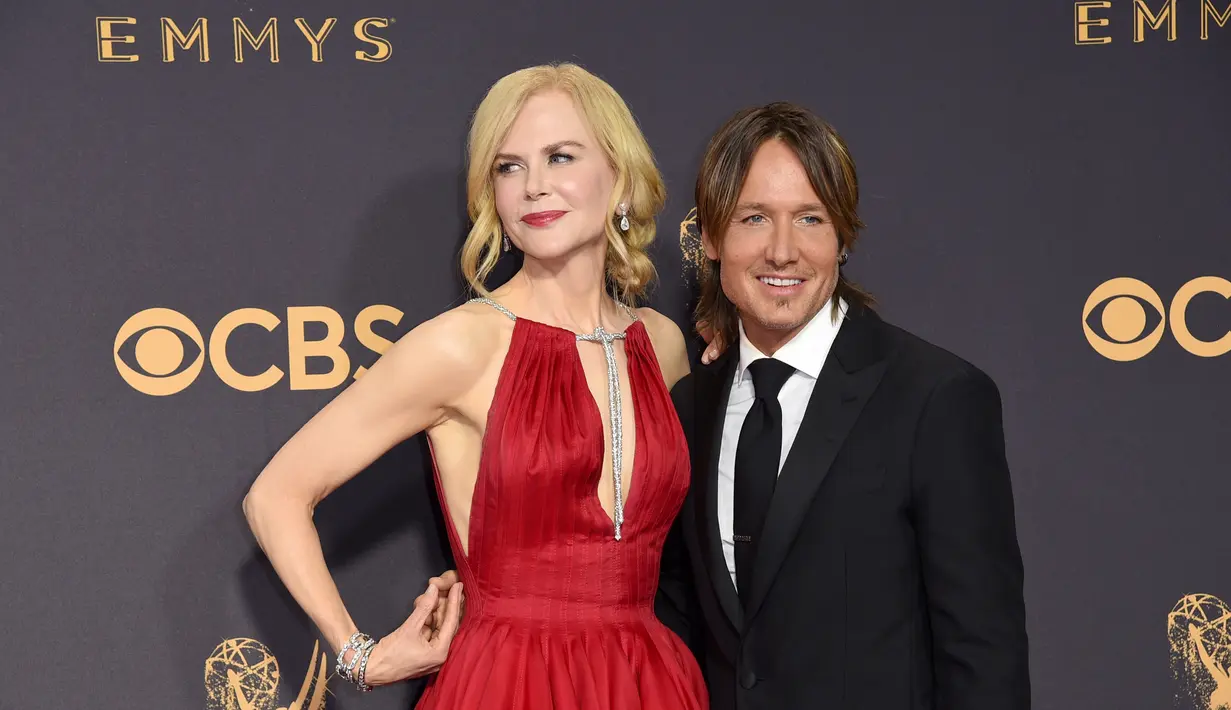 Pasangan selebriti, Nicole Kidman dan Keith Urban berpose di karpet merah ajang penghargaan Emmy Awards 2017 di Los Angeles, Minggu (17/9).  Walau sudah 11 tahun menikah, pasangan aktris dan musisi ini selalu terlihat mesra. (Richard Shotwell/Invision/AP)