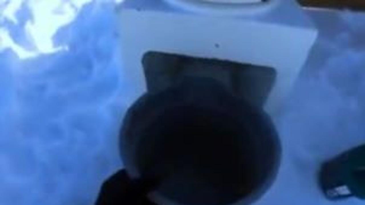 Akan tetapi, pengguna juga tetap harus membuang air seninya ke pee holes usai menggunakan toilet. <br>
