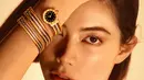 Bvlgari memamerkan koleksi perhiasan Tubogas terbaru yang mencakup 16 desain. Sebagian besar dibuat dari emas kuning – warna yang sama yang dipilih Bvlgari saat perhiasan mewah didominasi oleh gaya Art Deco dan kreasi platinum. [Dok/Bvlgari].