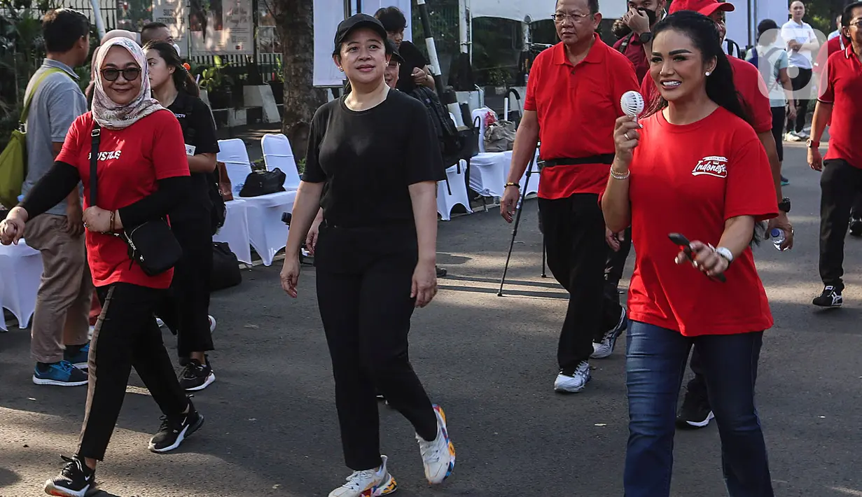 Ketua DPR RI Puan Maharani bersama sejumlah Anggota Fraksi PDI Perjuangan berolahraga di Kawasan Gelora Bung Karno (GBK), Jakarta, Minggu (18/6/2023). (Liputan6.com/Johan Tallo)