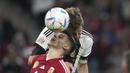 Pemain Hungaria Milos Kerkez berebut bola dengan pemain Jerman Thomas Muller selama pertandingan UEFA Nations League di Red Bull Arena di Leipzig, Jerman, Jumat, 23 September 2022. Hungaria bertahan di puncak dengan 10 poin, unggul dua poin dari Italia yang baru saja mengalahkan Inggris 1-0. (AP Photo/Michael Sohn)