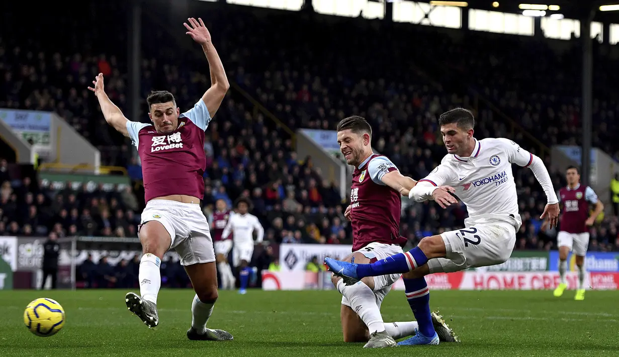 Pemain Chelsea Christian Pulisic (kanan) mencetak gol ke gawang Burnley pada laga Liga Inggris di Turf Moor, Burnley, Inggris, Sabtu (26/10/2019). Chelsea menang 4-2 dengan Pulisic  mencetak hattrick. (Anthony Devlin/PA via AP)