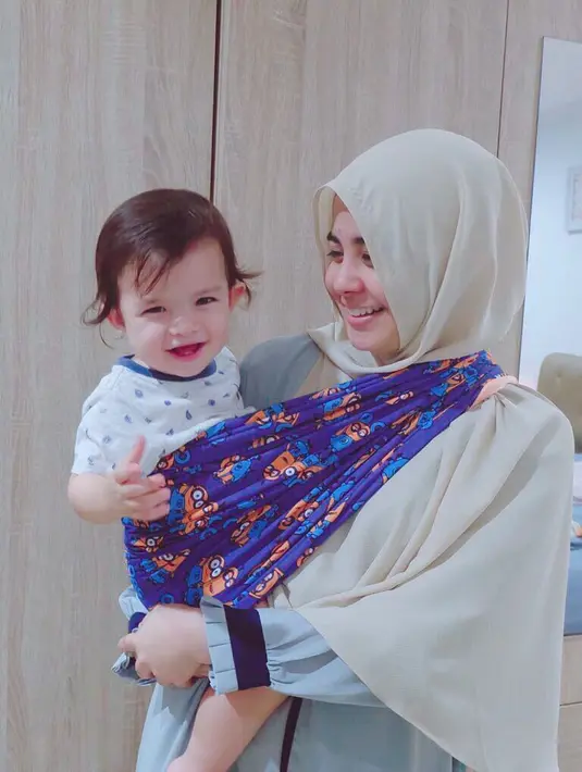 Risty Tagor, selalu terlihat tegar dalam menjalankan tugasnya sebagai ibu sekaligus ayah bagi anak-anaknya. Senyuman semringah sepertinya selalu mengiringinya dalam mengurus buah hatinya. (Instagram/ristytagor)