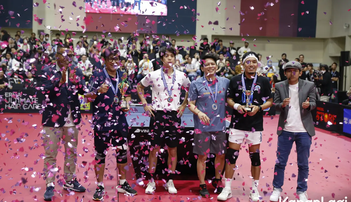 Dalam babak final, Ariel Noah harus mengakui kekuatan Desta. Setelah sebelumnya Ariel menang melawan Dikta, dan partai final harus berhadapan dengan Desta yang telah mengalahkan Andre Taulany. Pertandingan ping pong bertajuk VDKaTe atau Vivin Dedes Kalian Terbaik di gelar Minggu (5/3/2023).  [Foto; KapanLagi.com®/Bayu Herdianto]