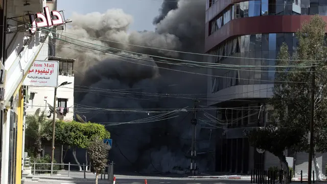 FOTO: Detik-Detik Israel Hancurkan Gedung Media di Gaza