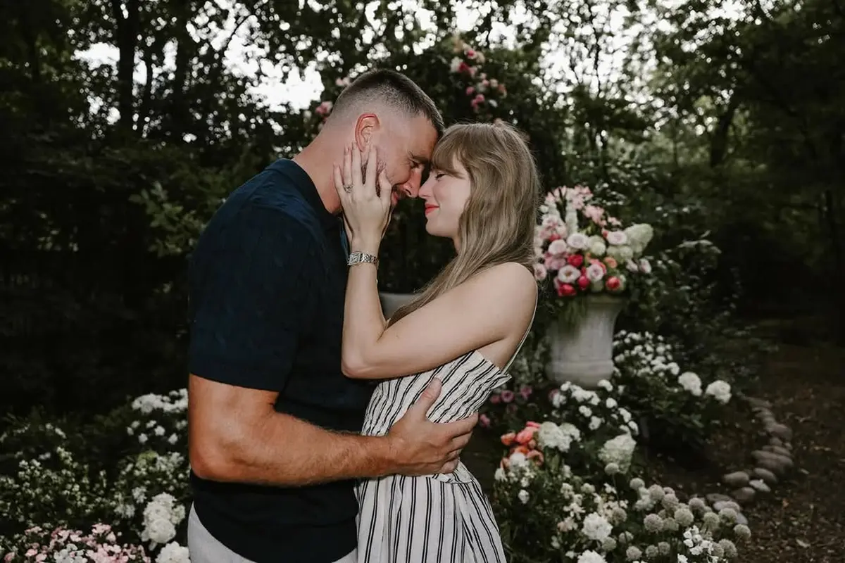 Taylor Swift Tunangan dengan Travis Kelce, Cincin Berlian Antik Melingkar di Jari Manis