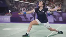 Tunggal putri Korea Selatan, Kim Ga-eun berusaha mengembalikan bola di depan net saat menghadapi wakil Indonesia, Gregoria Mariska Tunjung pada laga 16 besar nomor tunggal putri cabor bulu tangkis Olimpiade Paris 2024 di Porte de la Chapelle Arena, Paris, Kamis (1/8/2024). Kim Ga-eun kalah dalam tiga set (4-21, 21-8 dan 21-23). (AP Photo/Kin Cheung)