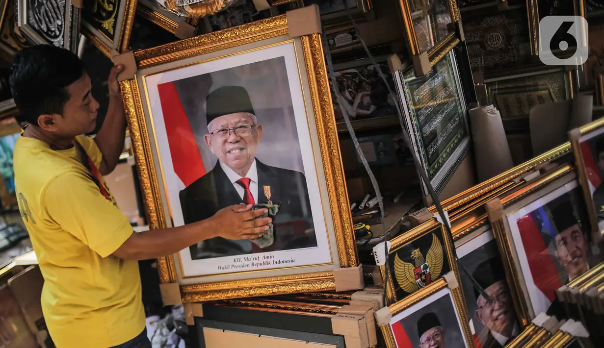 Pedagang merapikan bingkai foto Presiden Joko Widodo dan Wakil Presiden terpilih Ma'ruf Amin yang dijualnya di Pasar Baru, Jakarta, Rabu (16/10/2019). Harga bingkai foto Presiden dan Wakil Presiden tersebut dijual mulai dari harga Rp 90 ribu. (Liputan6.com/Faizal Fanani)