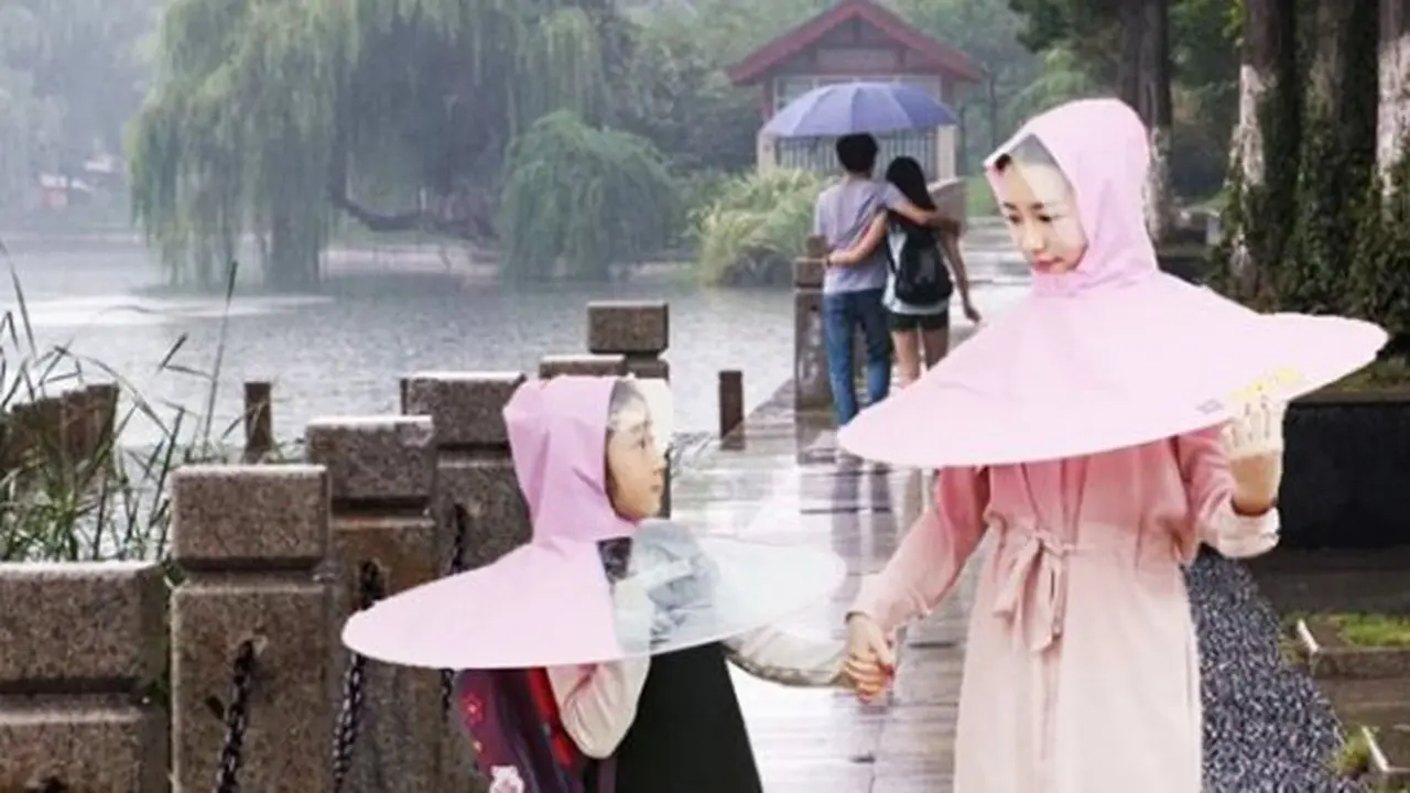 Jas hujan dan payung kini bisa dipakai secara bersamaan/copyright/odditycentral.com