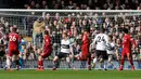 Pemain Liverpool Sadio Mane (empat kanan) mencetak gol ke gawang Fulham pada laga pekan ke-31 Liga Inggris di Stadion Craven Cottage, London, Minggu (17/3). Liverpool menggusur Manchester City dari puncak klasemen. (AP Photo/Kirsty Wigglesworth)