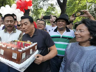 Kepala Kantor Staf Presiden (KSP), Moeldoko meniup lilin saat merayakan ulang tahunnya yang ke-61 di Taman Suropati, Jakarta, Minggu (8/7). Moeldoko merayakan momen pergantian tahunnya bersama istri dan keluarga. (Liputan6.com/Herman Zakharia)