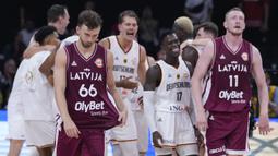 Pebasket Latvia, Kristers Zoriks (kiri) dan Rolands Smits tertunduk lesu setelah dikalahkan Jerman pada laga perempat final Piala Dunia FIBA 2023 di Mall of Asia Arena, Manila, Filipina pada Rabu (06/09/2023). Sebelumnya, Latvia menjadi tim debutan penuh kejutan saat bermain di Indonesia. Mereka berhasil mengalahkan sejumlah tim unggulan seperti juara bertahan Spanyol. (AP Photo/Michael Conroy)