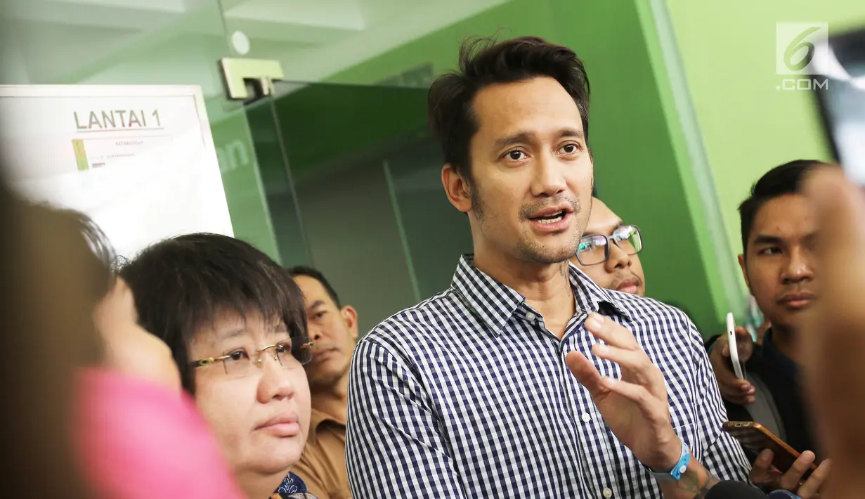 Aktor Tora Sudiro memberikan keterangan kepada awak media saat keluar dari RSKO Cibubur, Jakarta, Senin (14/8). Tora sendiri sudah ditetapkan sebagai tersangka penyalahgunaan narkotika, dengan barang bukti 30 butir Dumolid. (Liputan6.com/Herman Zakharia)