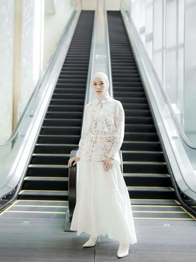 8 Potret Gaya Selebgram Dara Arafah, Inspirasi Tampil Stylish dengan Modest Wear