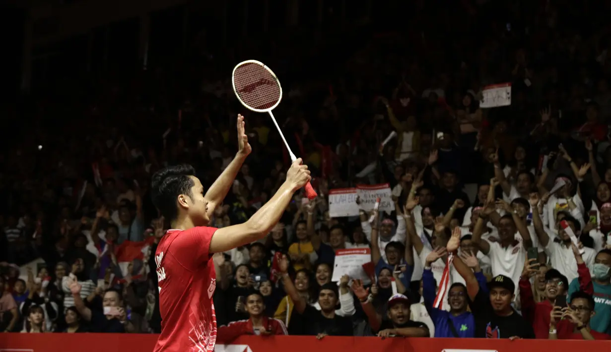Tunggal putra Indonesia, Anthony Sinisuka Ginting, usai menang melawan wakil Denmark, Viktor Axelsen, pada laga Indonesia Masters 2020 di Istora Senayan, Jakarta, Sabtu (18/1). Anthony Ginting menang dengan skor 22-20 dan 21-11. (Bola.com/Yoppy Renato)
