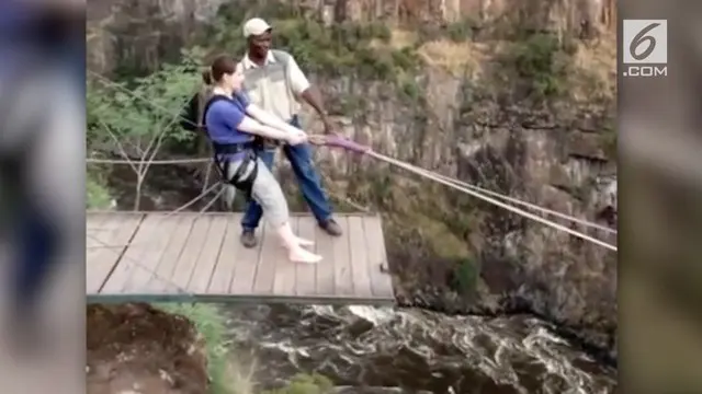 VIDEO: Menantang Maut di Air Terjun Victoria, Afrika