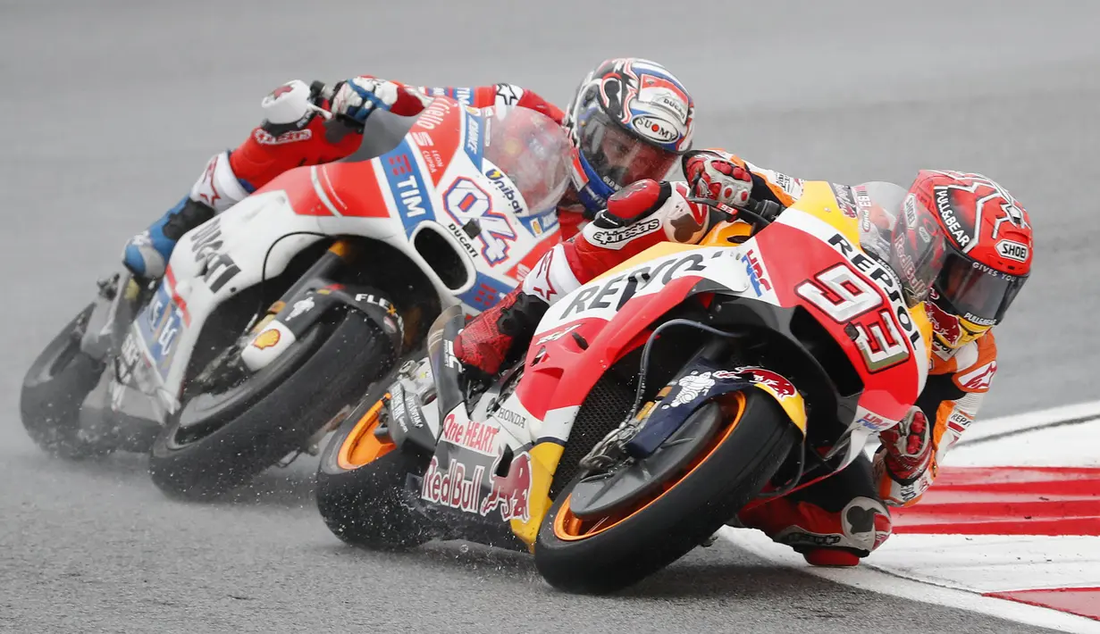 Pebalap Ducati, Andrea Dovizioso, berusaha mengejar Marc Marquez pada balapan MotoGP Malaysia di Sirkuit Sepang, Minggu (29/10/2017). Dovizioso finis pertama dengan catatan waktu 44 menit 51,497 detik. (AP/Vincent Thian)